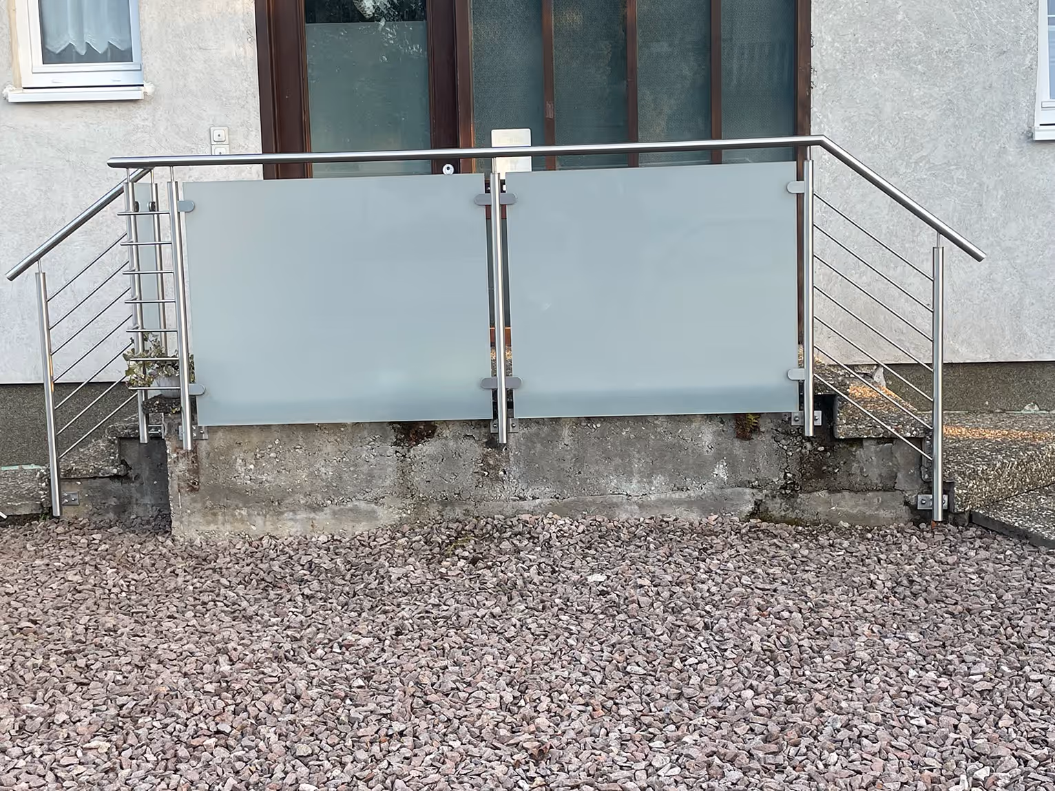 Edelstahlgeländer mit Glasfüllung an einer Terrasse