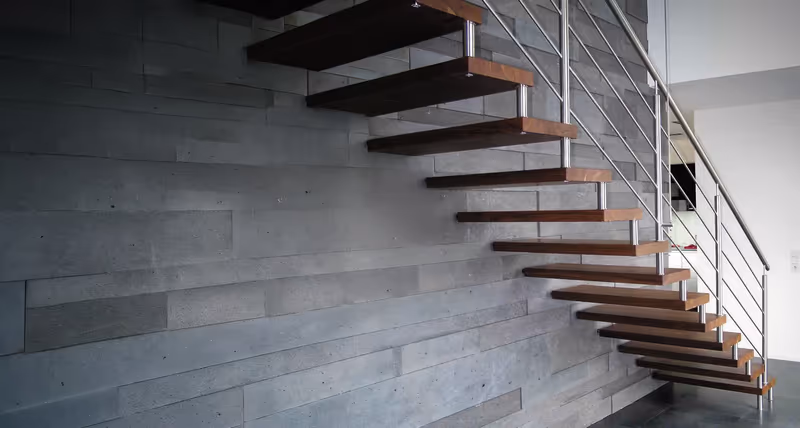 Freitragende Treppe mit Holzstufen und Edelstahlgeländer